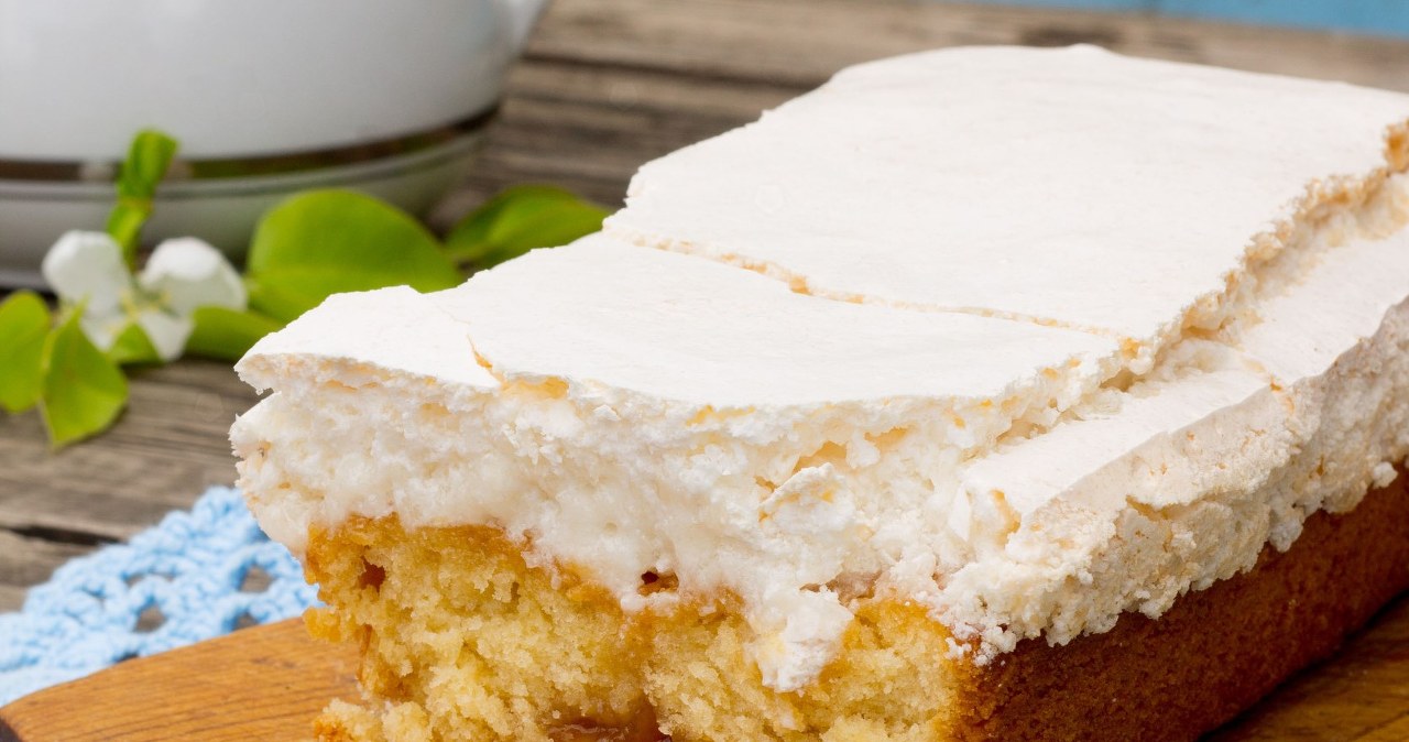 Delicate sponge cake, crunchy meringue and delicious fruit. This cake melts in your mouth