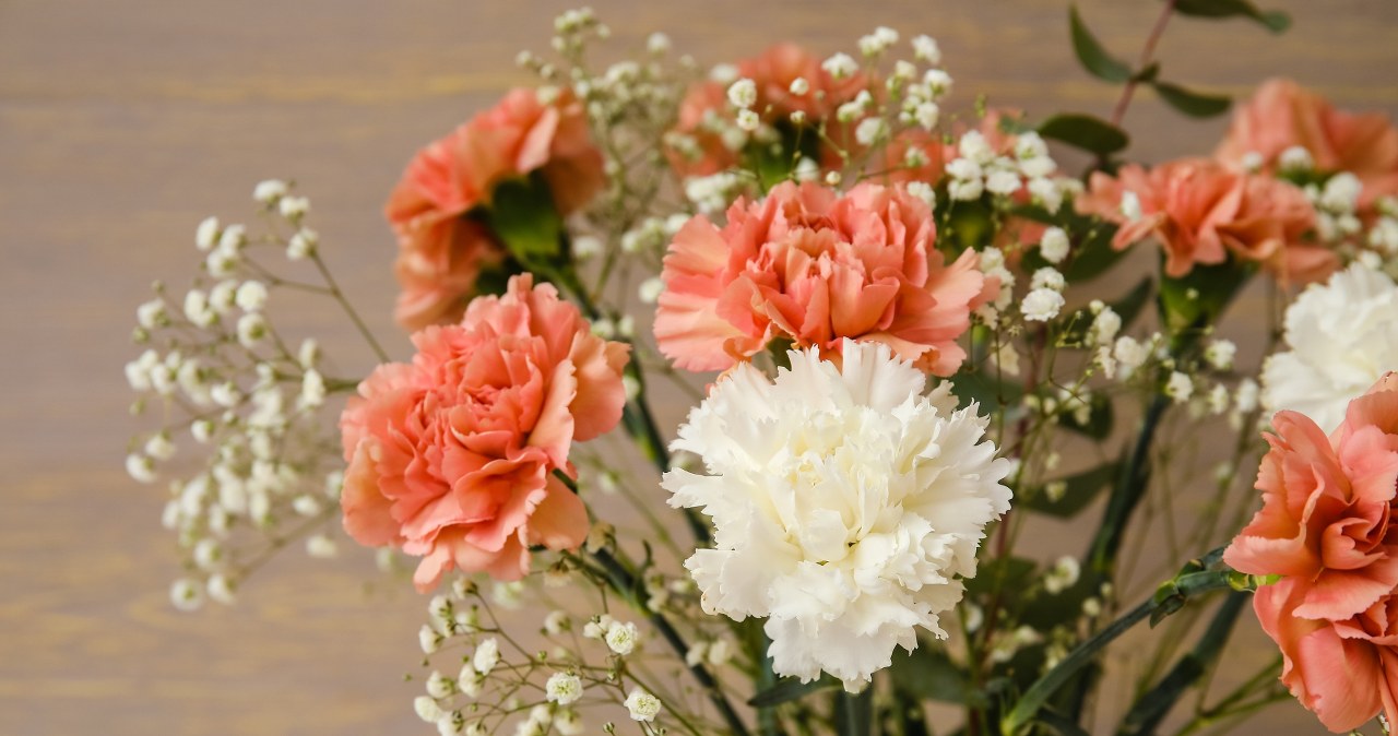 I pour this into a vase whenever I receive a bouquet. The flowers stay in it for up to 3 weeks