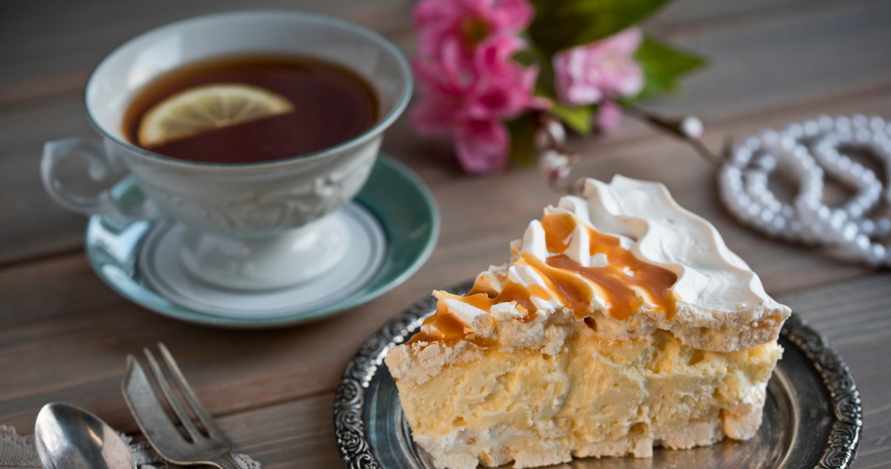 Incredibly crispy meringue and kajmak cream. This dessert looks like it comes from a pastry shop, your guests will be shocked