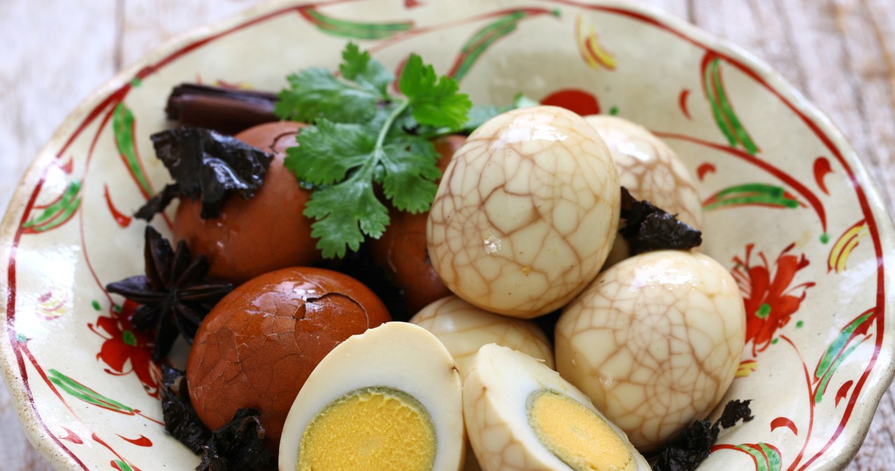 How to make a marble pattern on eggs? Tea is needed