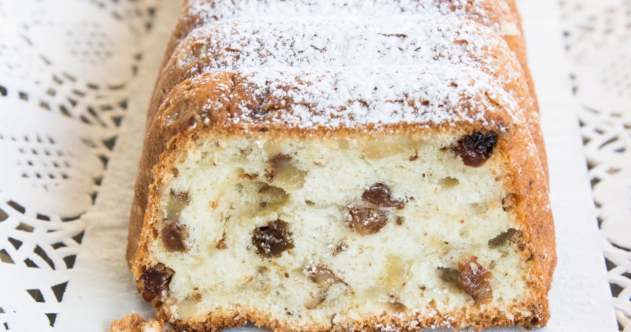 A simple cake made from a mold for Easter. Lemon flavor and rich interior