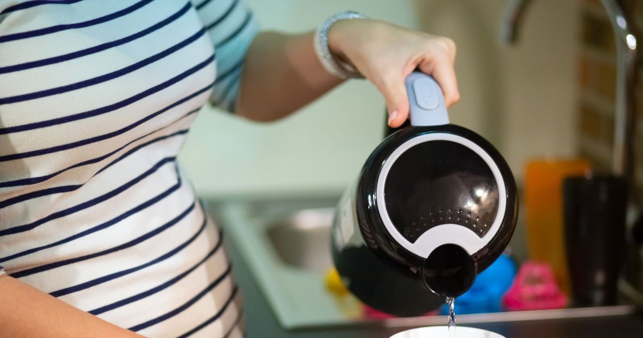 Drink on an empty stomach and before bedtime. It cleanses the body, perfectly hydrates and reduces stress