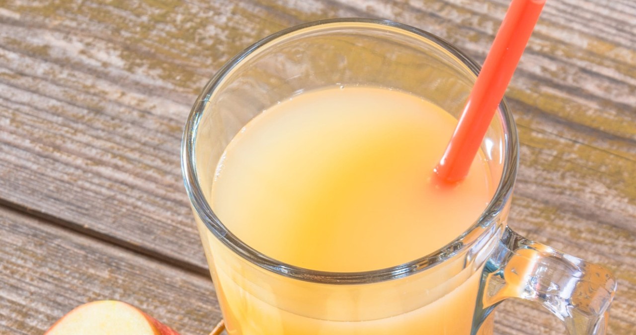 It will remove toxins from the intestines and liver in one day. This is the best apple cleansing cocktail