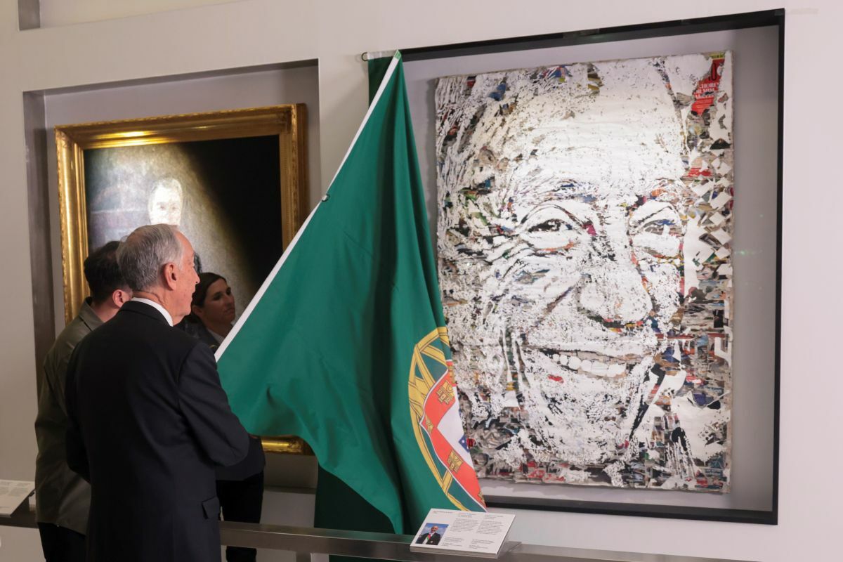 Here is the official portrait of Marcelo Rebelo de Sousa. It was… “crazy”