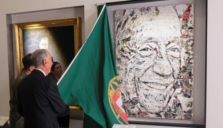 Here is the official portrait of Marcelo Rebelo de Sousa. It was… “crazy”