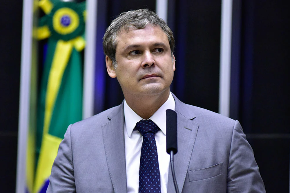 “Brazil will not be a colony”, says Lindbergh when responding to Flávio Bolsonaro’s speech