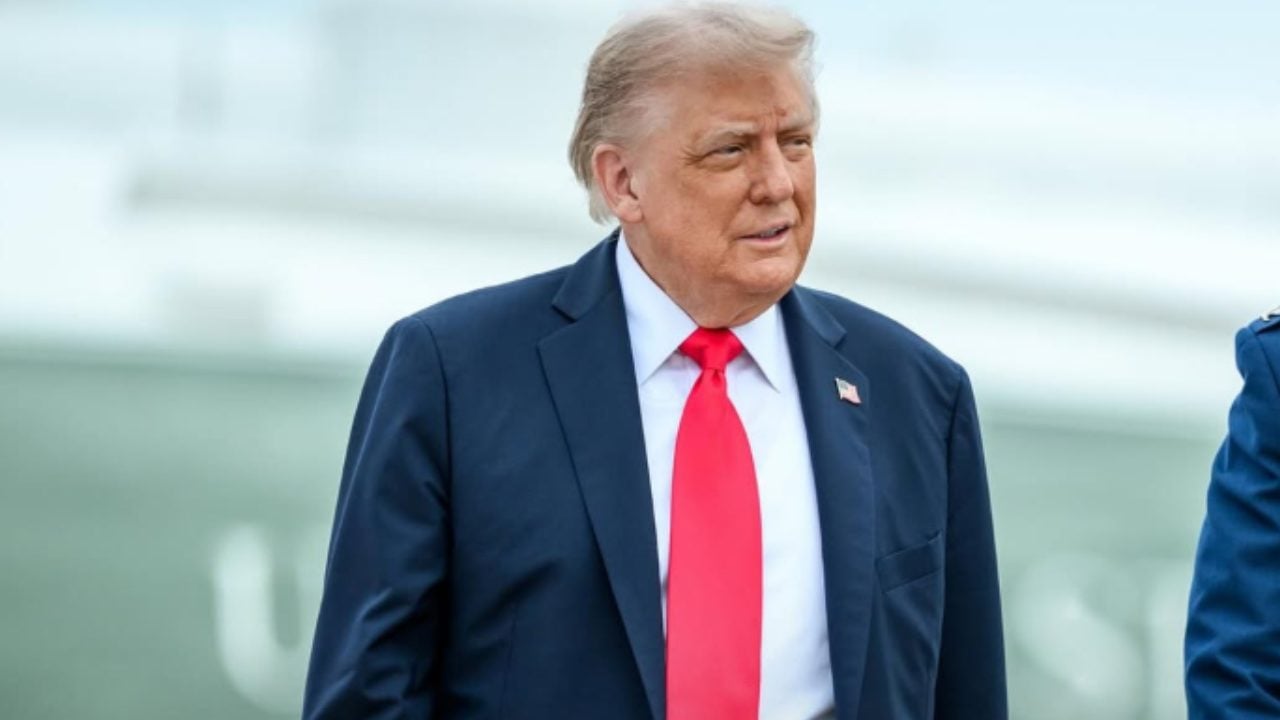 Trump afirma que ofensiva contra Irã seguirá até cumprir objetivos e diz que centenas de alvos foram atingidos em operação militar.