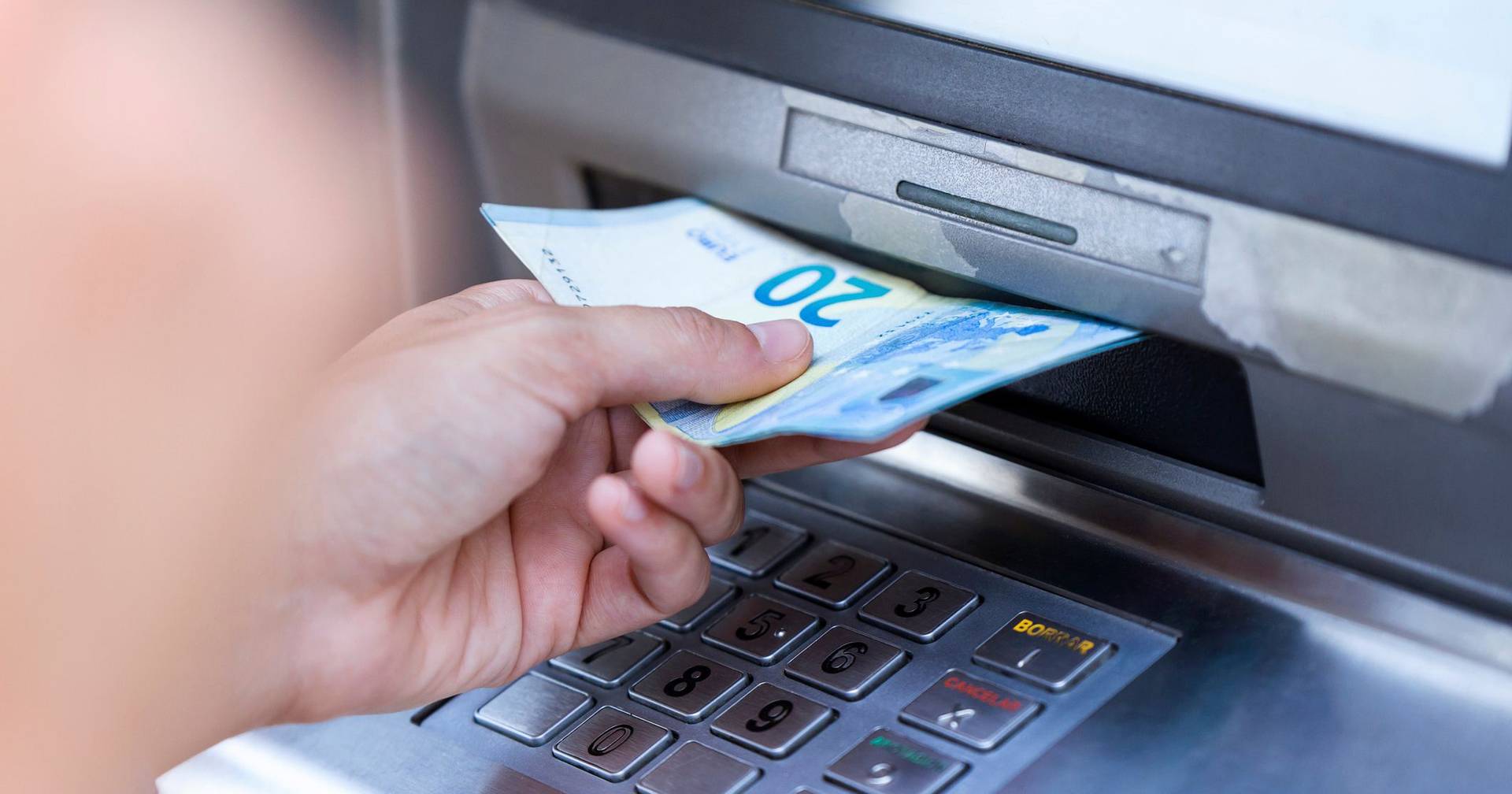 Bomb threat forces the evacuation of a bank in Santa Maria da Feira