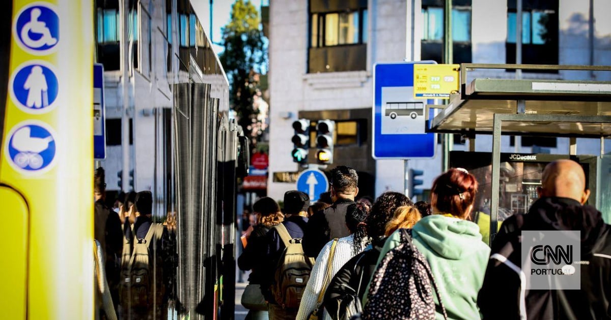 Half of Europeans do not use public transport and Portuguese people exceed the average