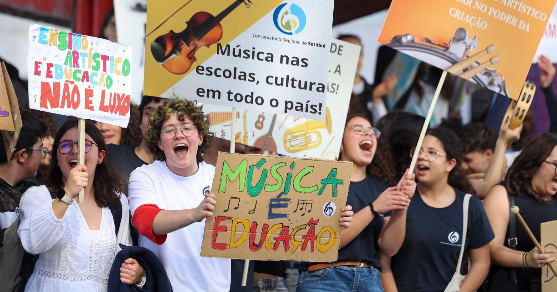 Hundreds of students and teachers protest to the Ministry of Education for the “future of specialized artistic education”