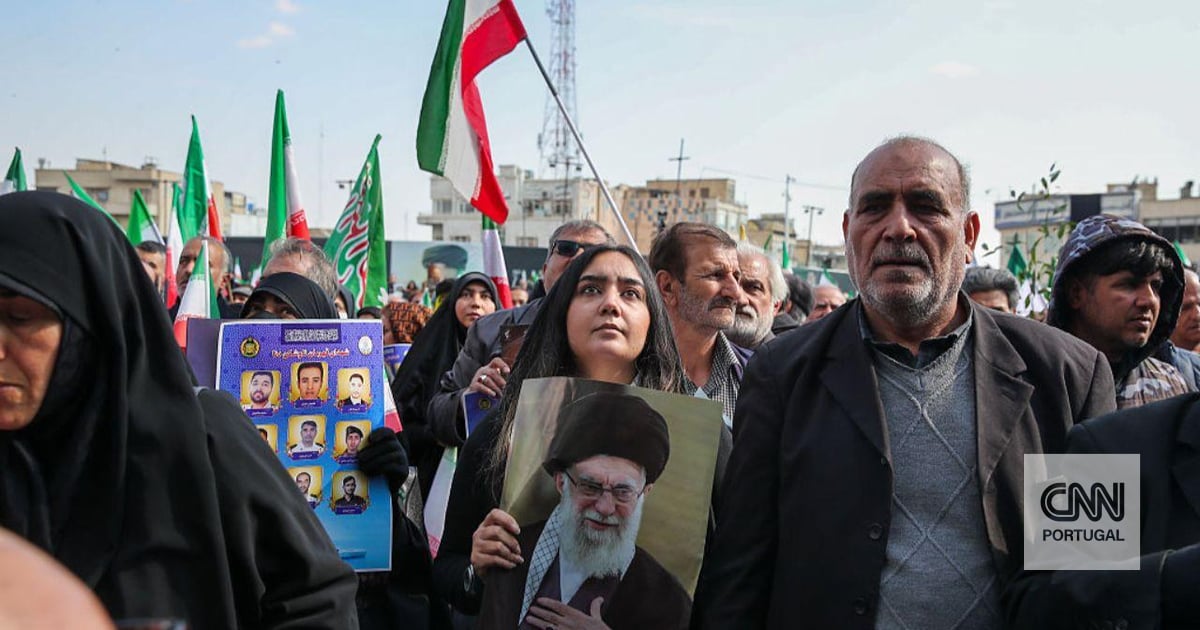 Thousands of people attend the funeral of Ali Larijani and other Iranian leaders