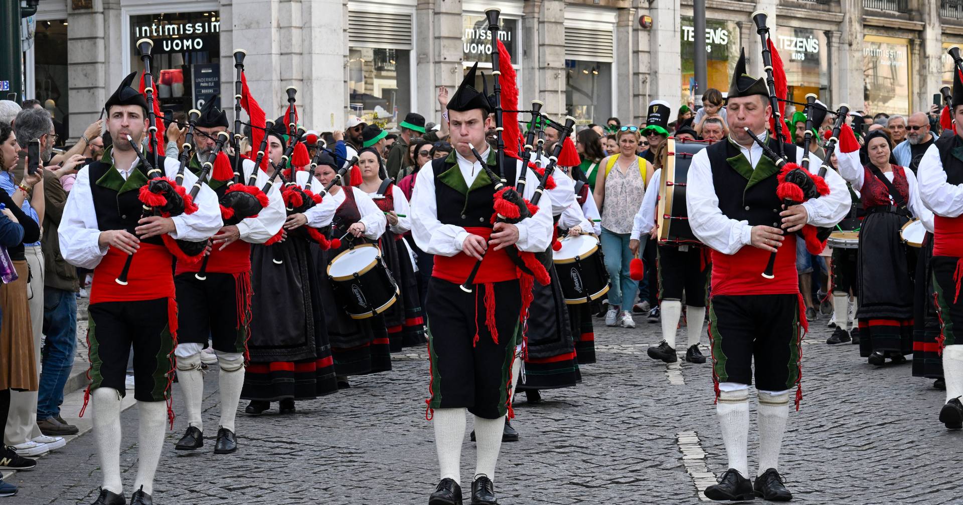 Lisbon celebrates St. Patrick's Day with a parade and hundreds of participants