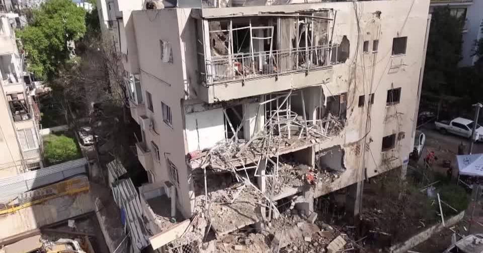 Wave of Iranian missile attacks causes considerable damage to residential buildings in Tel Aviv