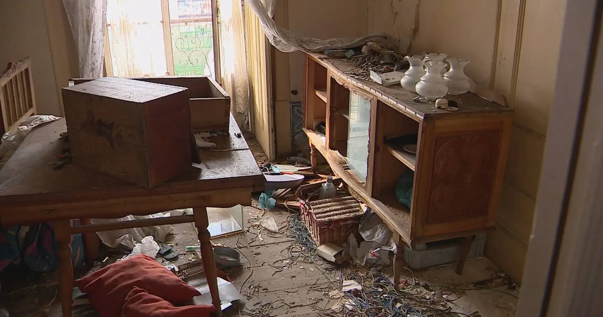 In Lisbon, an elderly couple lives in a building in an advanced state of degradation