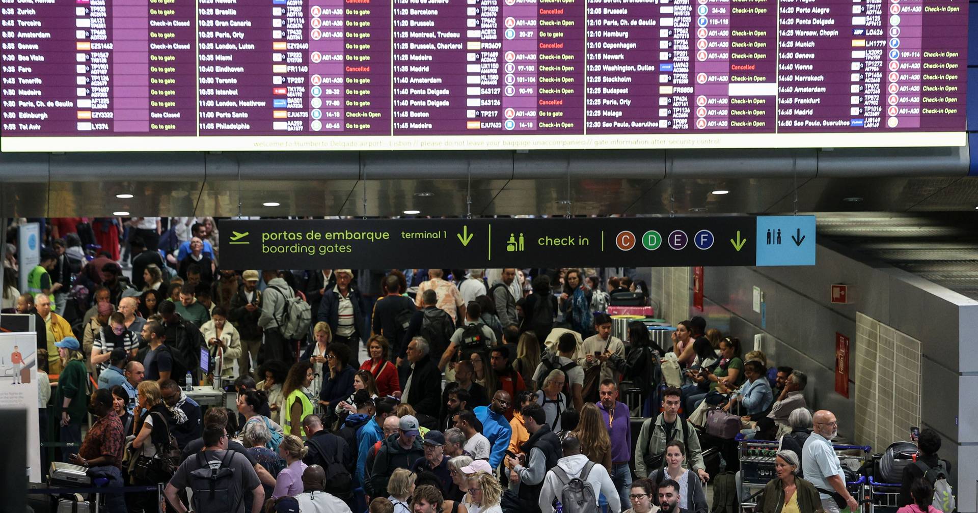 New border control system causes two-hour queues at EU airports during Easter week