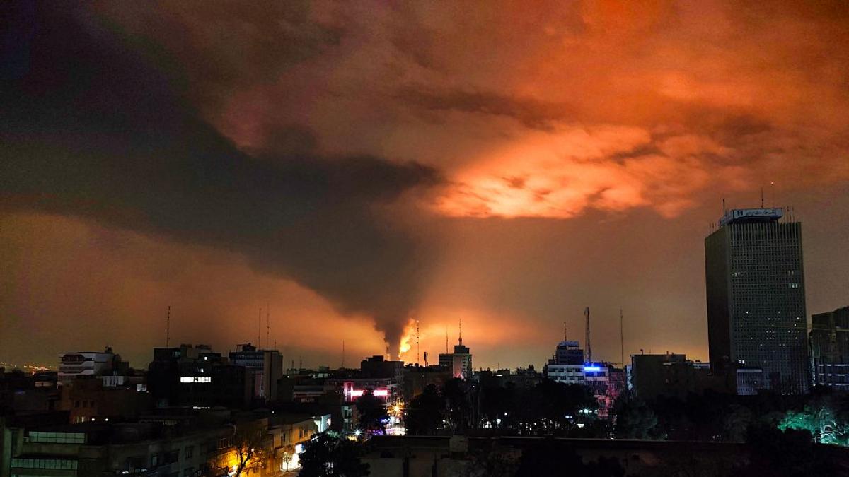 Tehran suffers new blackouts due to attacks while an unexpected turn in Hormuz opens a minimal route to commerce