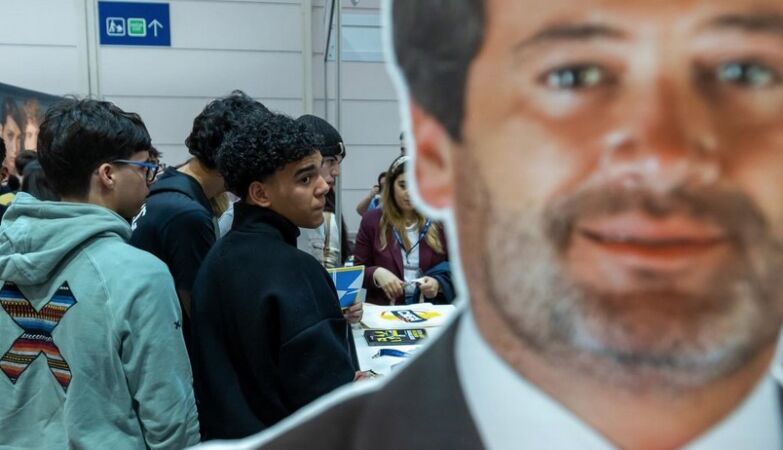 Arrive at Qualifica: to read a sentence about Bangladesh, only with a QR code