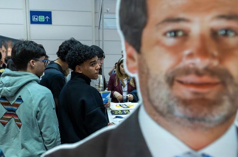 Arrive at Qualifica: to read a sentence about Bangladesh, only with a QR code