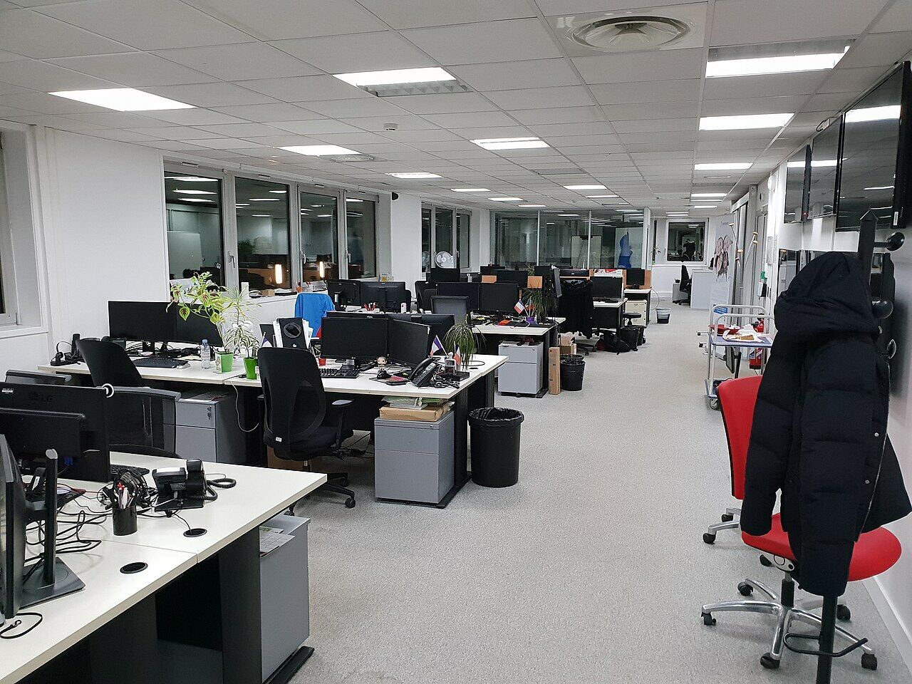 Fraud at work: they are paid for 40 hours, but only work 20 hours. “I think they are relaxing a bit”