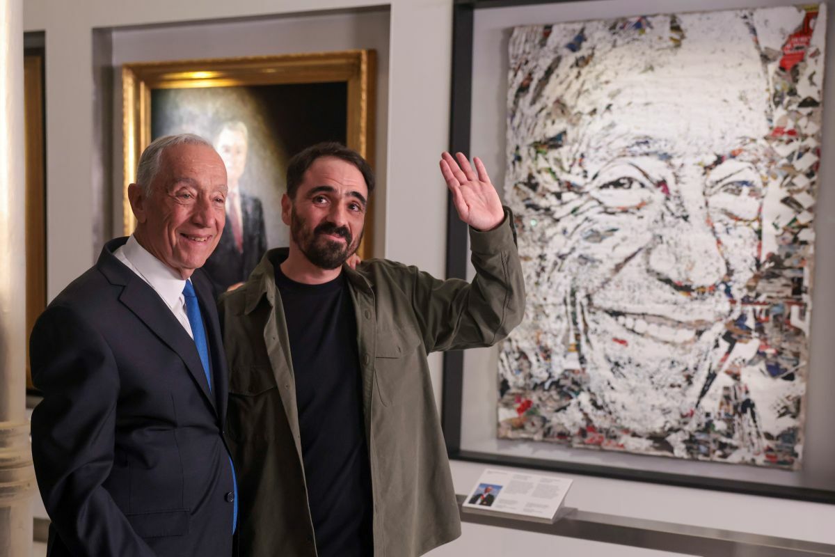 Here is the official portrait of Marcelo Rebelo de Sousa. It was… “crazy”