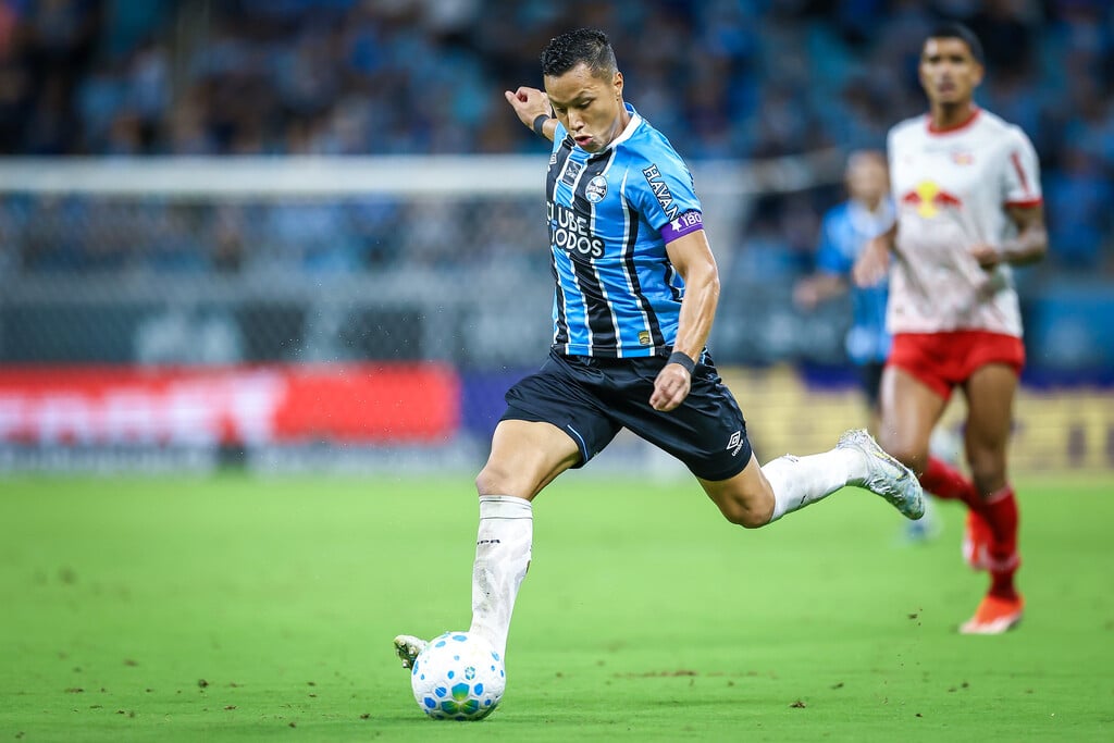A vitória do Grêmio por 2 a 0 sobre o Vitória, pela 7ª rodada do Brasileirão, ficou em segundo plano diante da grave lesão sofrida pelo lateral-esquerdo Marlon. O clube confirmou que o atleta sofreu uma fratura exposta no tornozelo direito após uma dividida forte com o volante Caíque, no segundo tempo da partida.