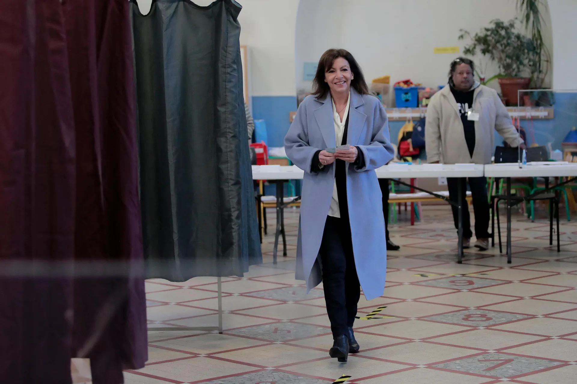 Paris and Marseille open. Second round of local elections raises the temperature of the electorate one year before the presidential elections in France