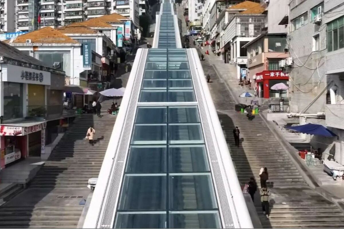 China opens the world's largest outdoor escalator. Extends over 900 meters