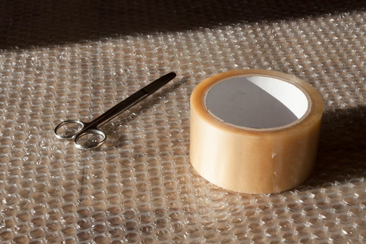 Adhesive tape “screams” when removed. Physicists have discovered why