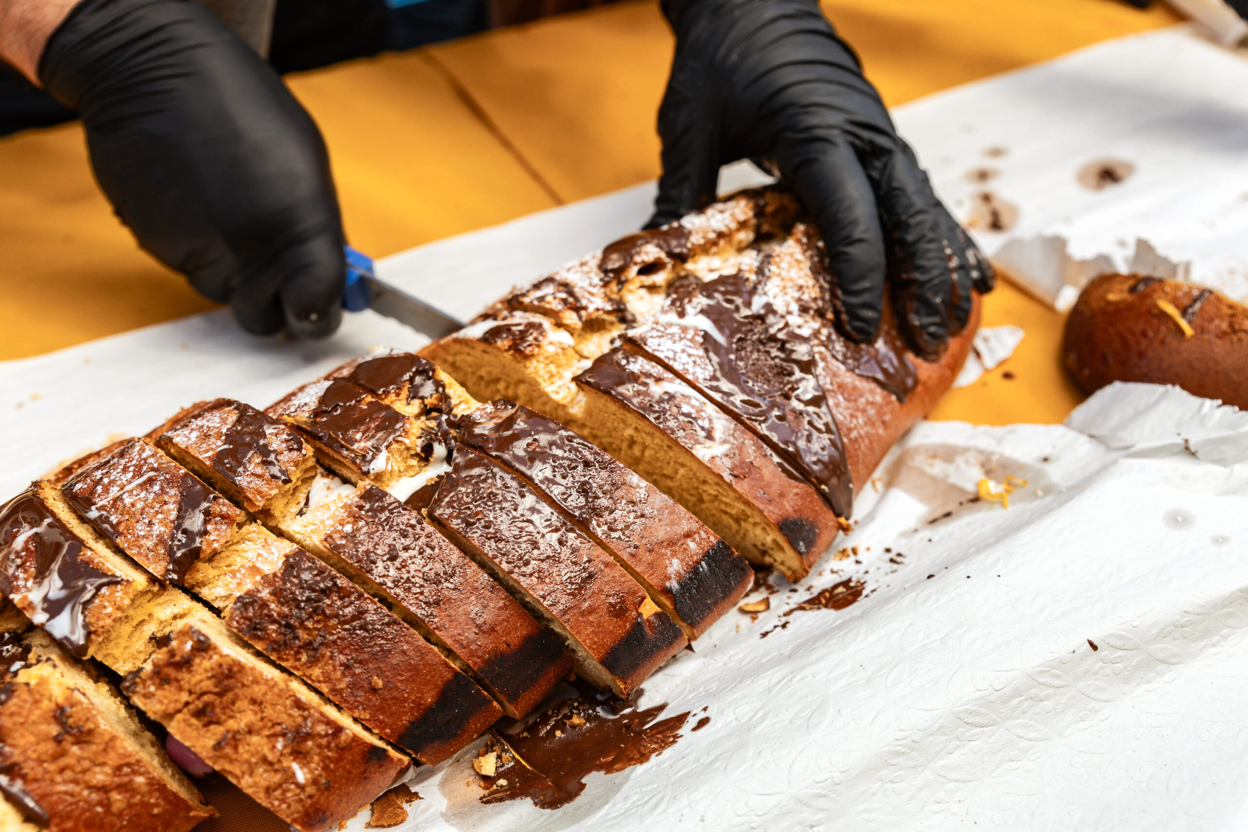 Crafts and sweets mark the Easter Market in Quarteira