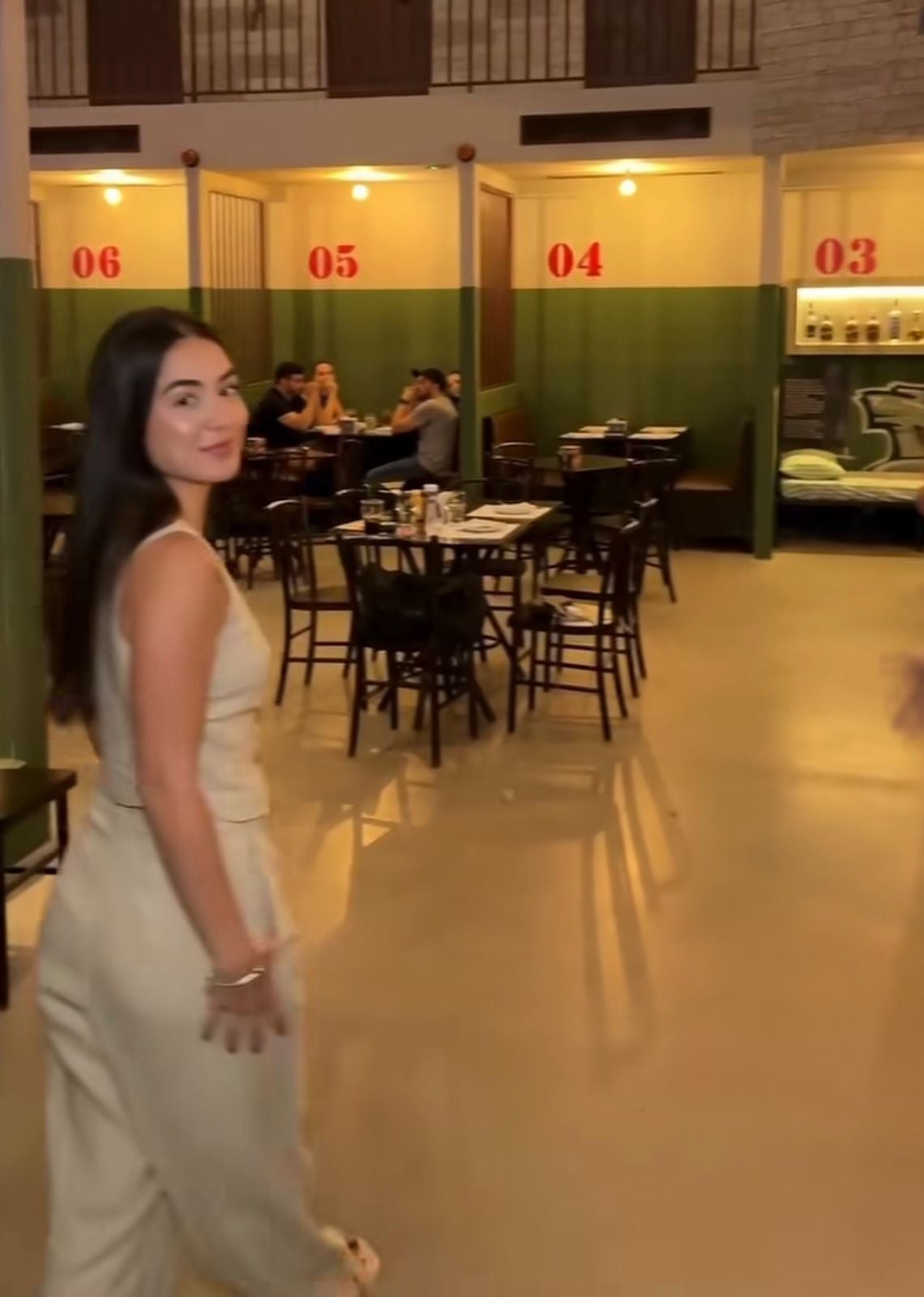 Themed house inspired by penitentiaries from the 1950s goes viral by combining gastronomy and unique entertainment.