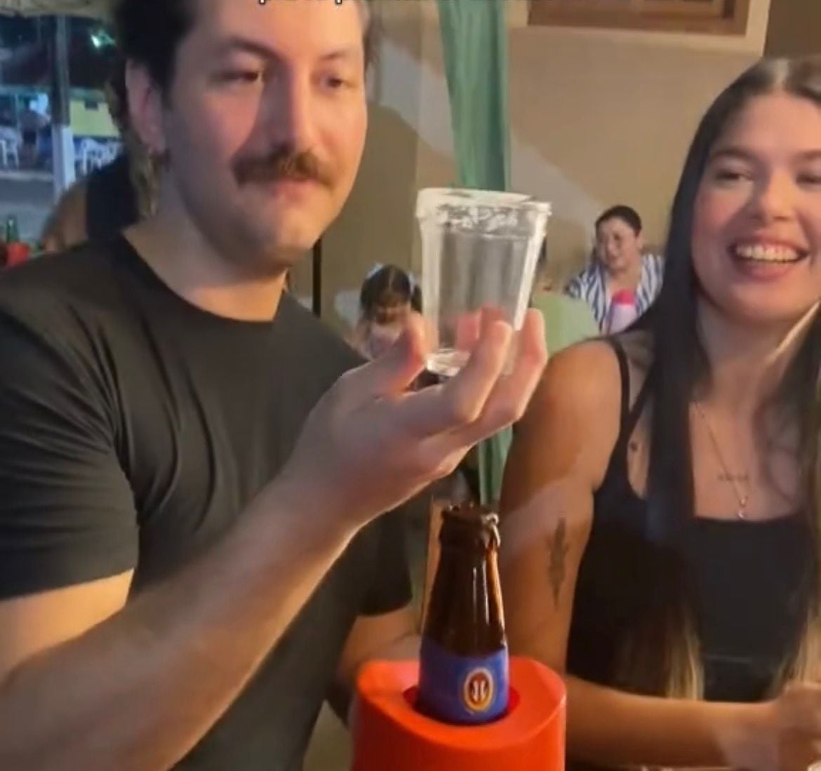 Young woman from Cruzeiro do Sul shares a meeting with her boyfriend who came from Alaska to meet her