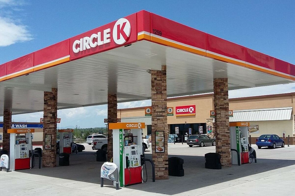 He bought a lottery ticket after finding out he had a prize of 13 million. Store sues employee