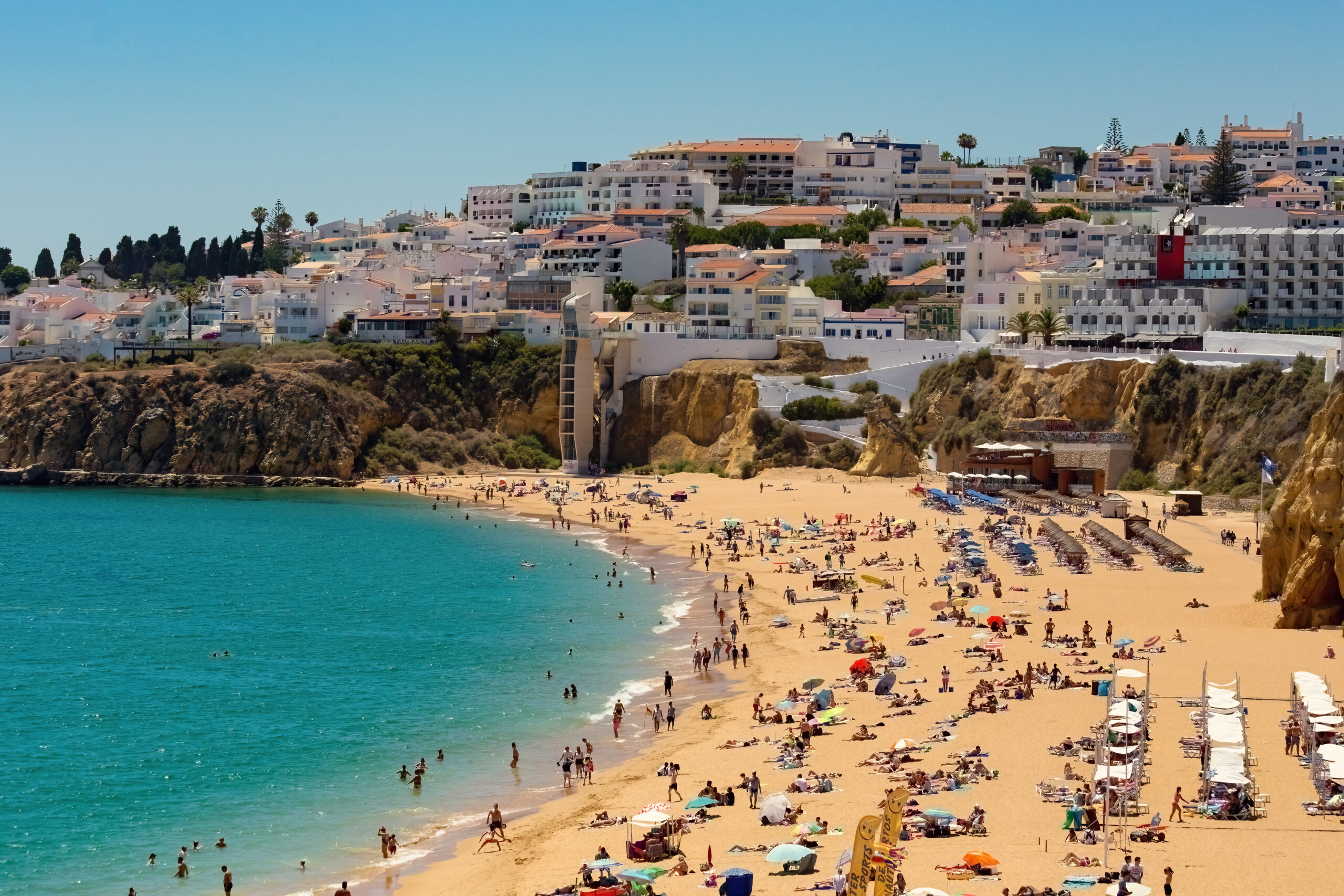 Thousands of Britons will leave the Middle East for Portugal in the summer: 300,000 Brits seek “shelter destination”