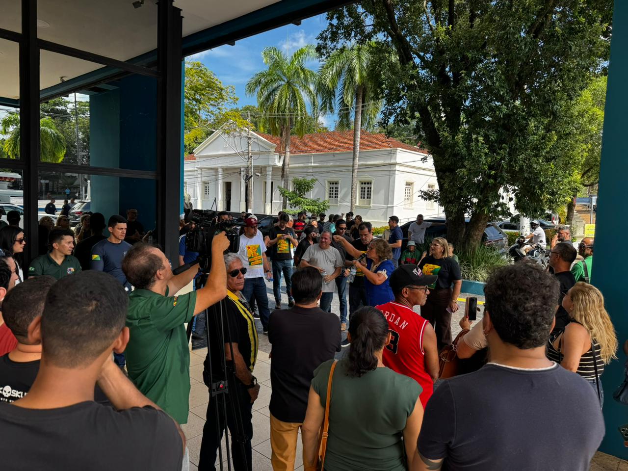 São mais de 20 sindicatos envolvidos, que pedem ao Governo do Estado o cumprimento de diversas pautas