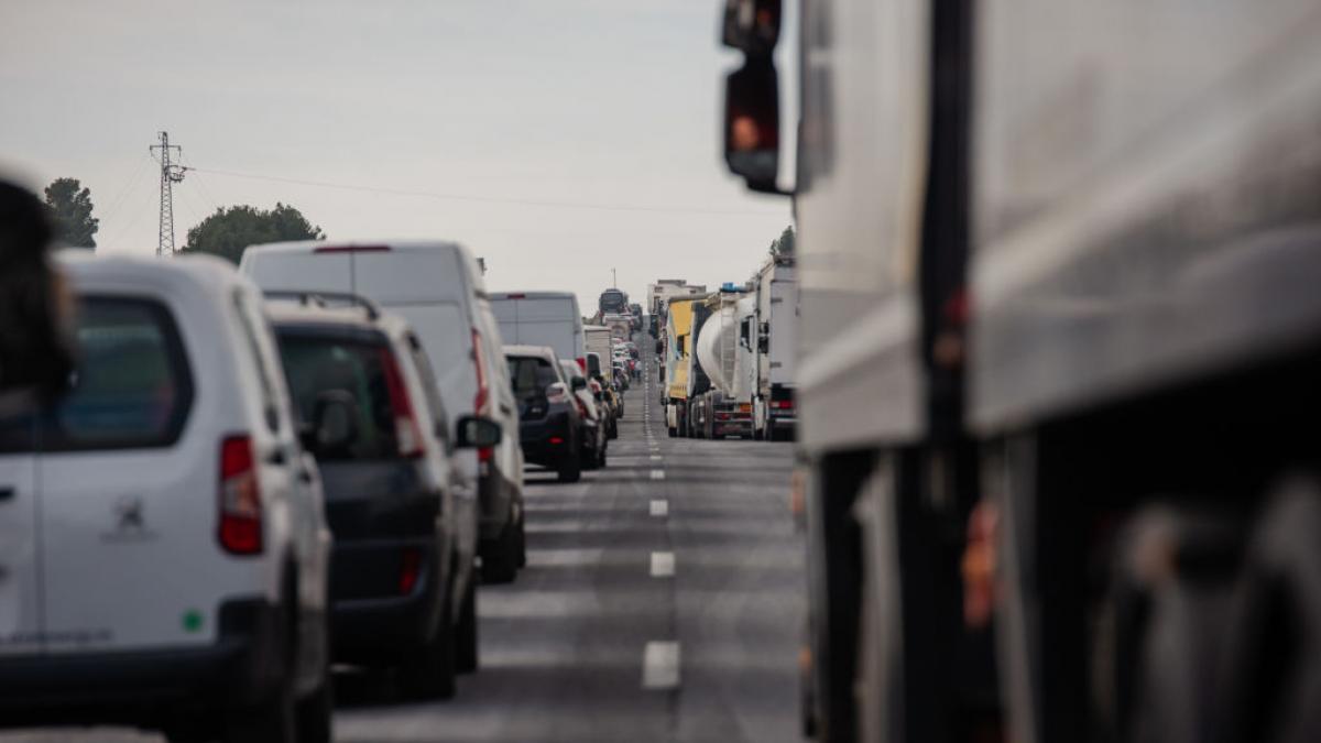 The International Energy Agency calls for reducing speed on highways and restricting traffic to even and odd license plates due to the war in Iran