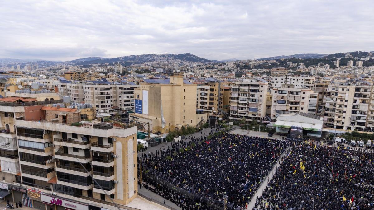 Israel launches an intense wave of bombings against the suburbs of Beirut (Lebanon)