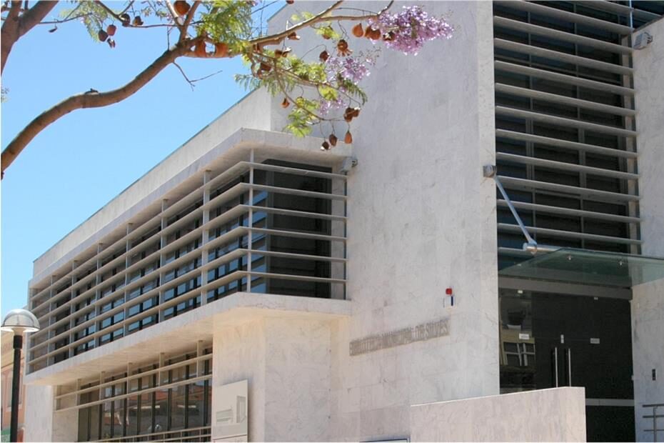 Joana Jesus hosts a session on creative savings for young people at the Silves Library