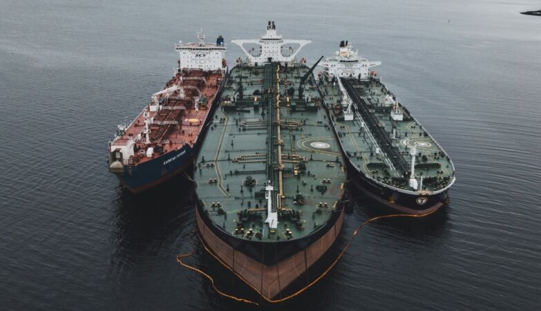 Iran reopens the Strait of Hormuz to all commercial ships