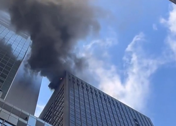 Φωτιά σε ουρανοξύστη στο Μανχάταν: Καπνοί δίπλα στην παρέλαση του Αγίου Πατρικίου