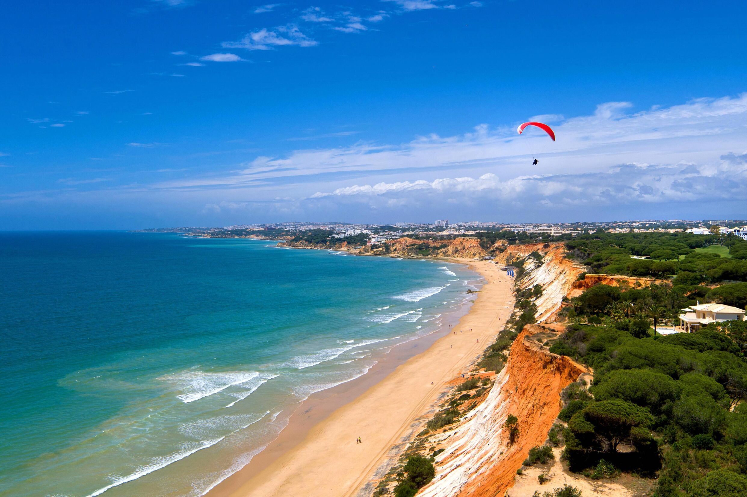 Beach in the Algarve with 4 km highlighted by Americans and has already been voted the best in the world