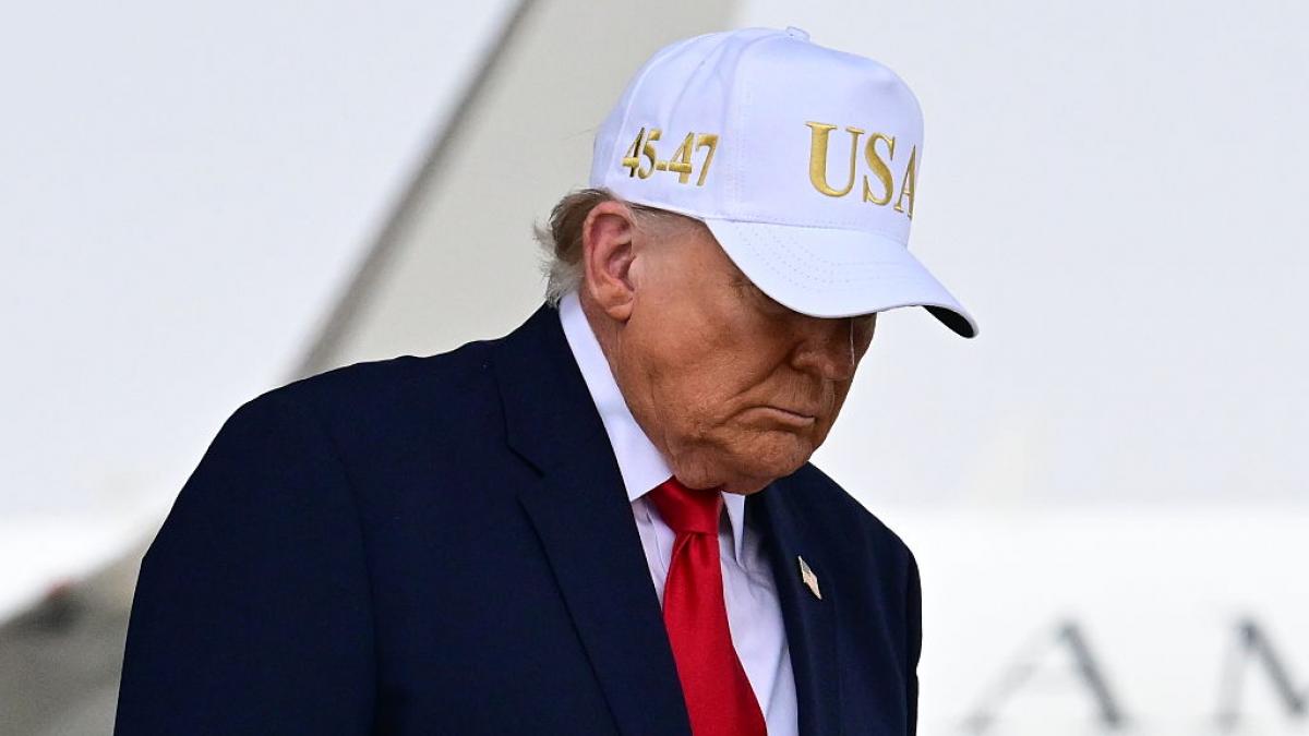 Trump calls on Australia to give asylum to Iranian soccer players who did not sing their country's anthem