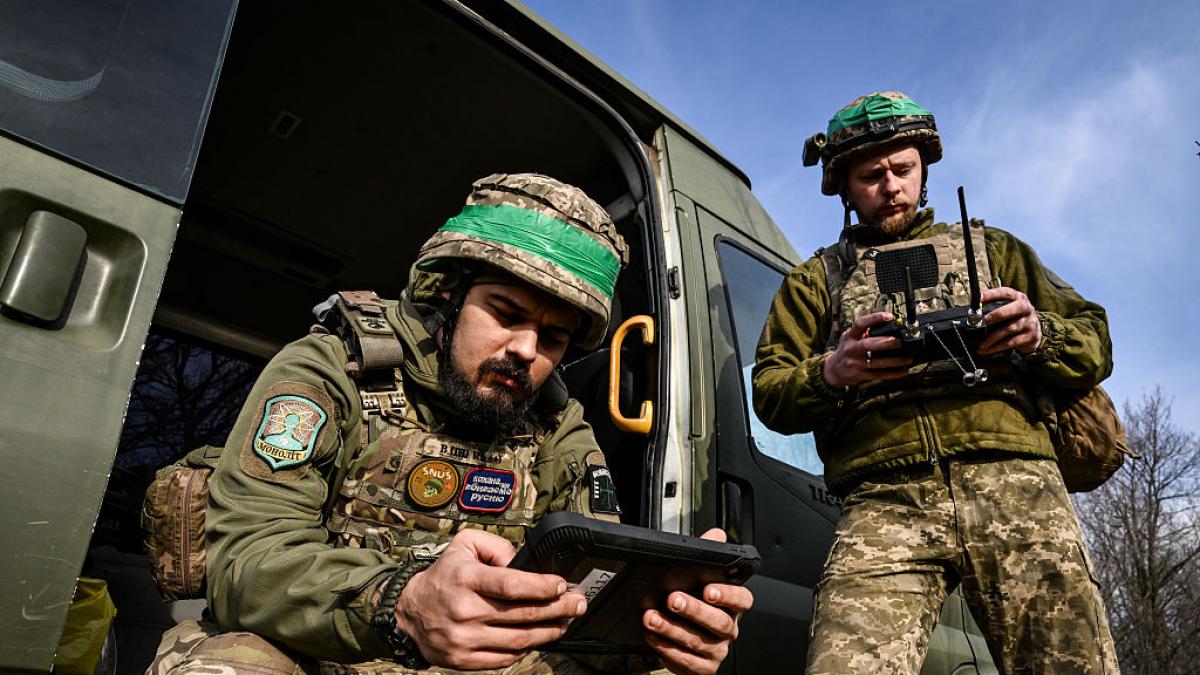 Ukraine produces 2,000 interceptor drones a day and is now developing swarms where a single pilot controls several at a time: each Ukrainian drone costs 1,200 dollars compared to 100,000 for the Russian one.