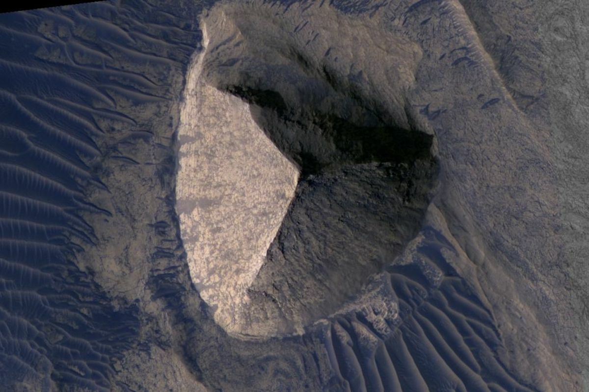 Mysterious structure on Mars resembles an Egyptian Pyramid