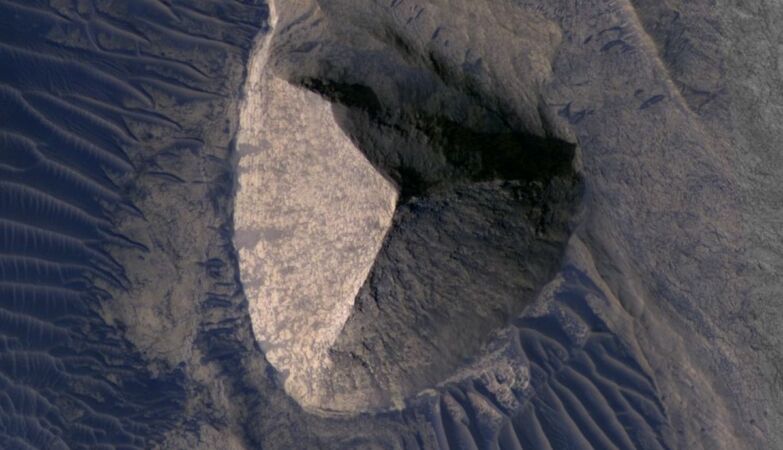 Mysterious structure on Mars resembles an Egyptian Pyramid