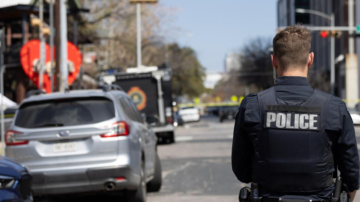 Mass shooting in Austin: at least two dead and 14 injured in an attack investigated by the FBI as possible terrorism