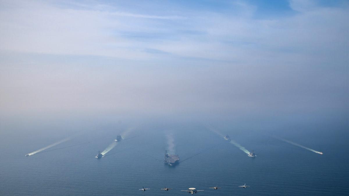 Iran claims to have launched and hit missiles against the 'Abraham Lincoln', the United States aircraft carrier