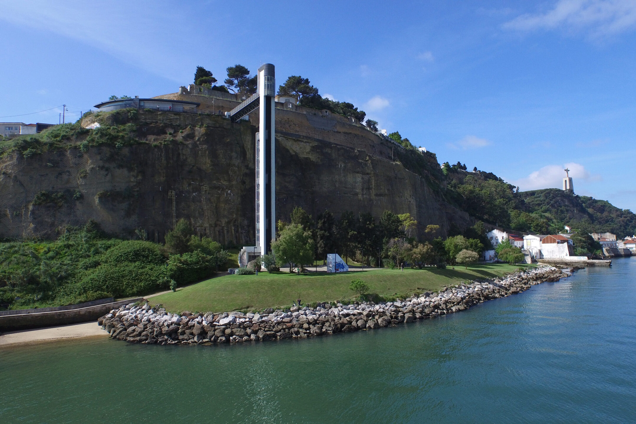 Elevator that connects the top to the base of a cliff next to the Tagus will close with no reopening date: this is the last day to visit it