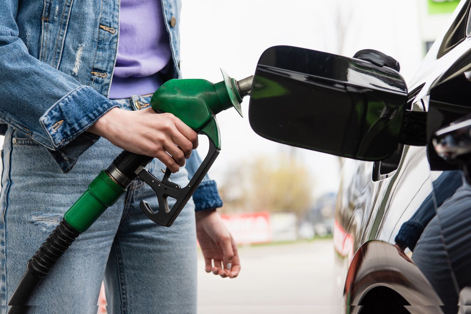 Do gas stations really speculate on prices when oil prices soar?