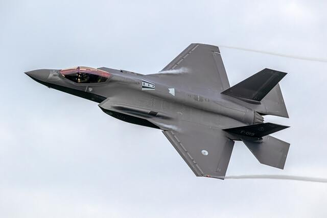 F-35, πύραυλοι PrSM και ΑΙ – Με ποια όπλα χτυπούν οι ΗΠΑ το Ιράν