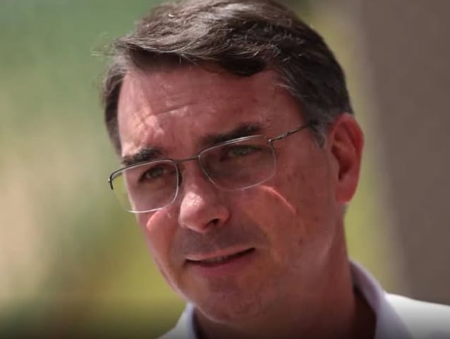 Flávio Bolsonaro dança para apoiadores em giro pelo Nordeste e repercute